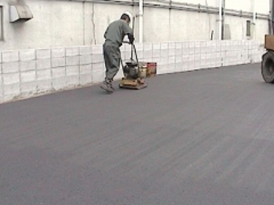 土の駐車場からアスファルト舗装