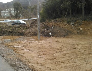 土の駐車場で車が汚れる